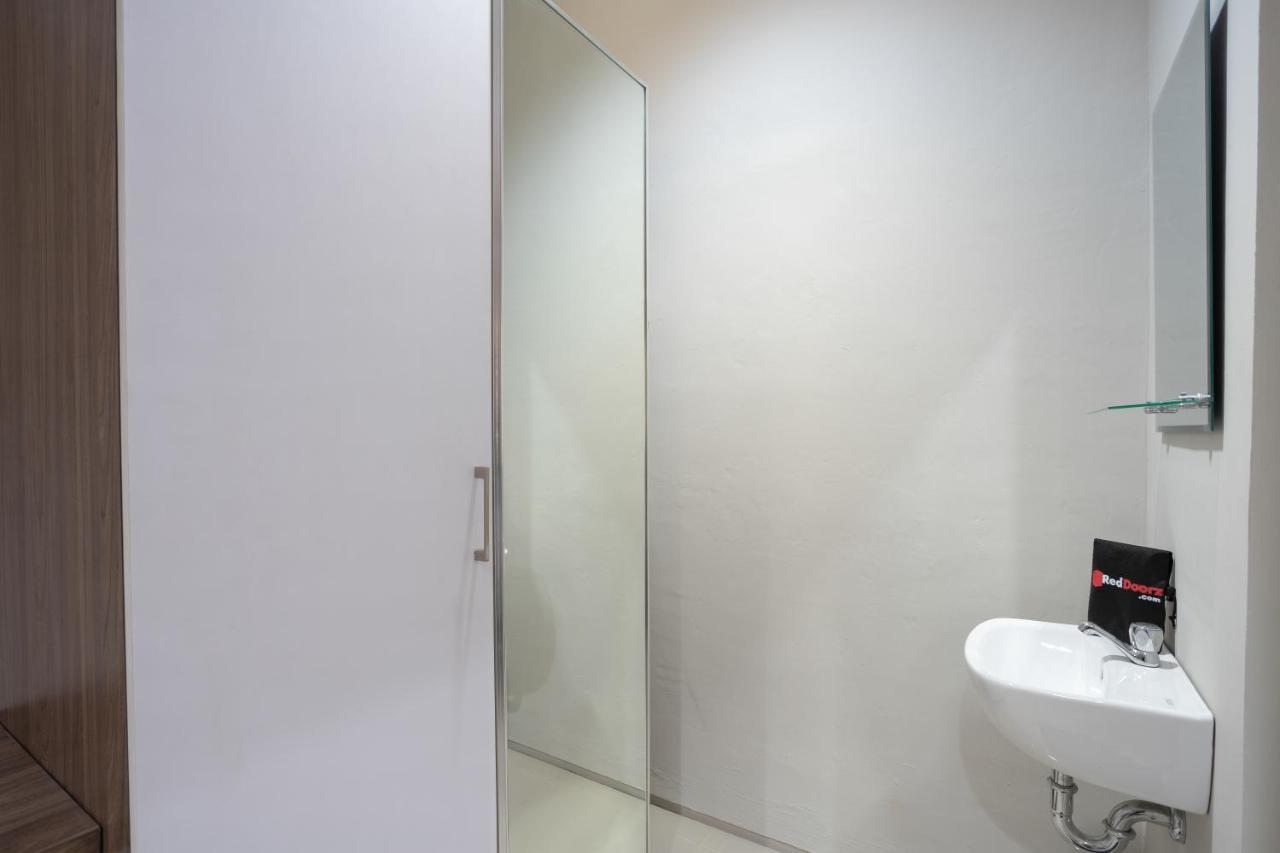 Reddoorz Plus Near Jiexpo Kemayoran Джакарта Экстерьер фото